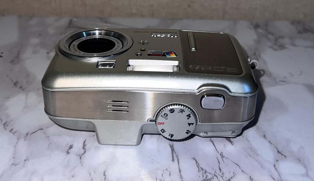 Kodak EasyShare CX7530 5.0MP Digital Camera - Silver - Picture 4 of 12